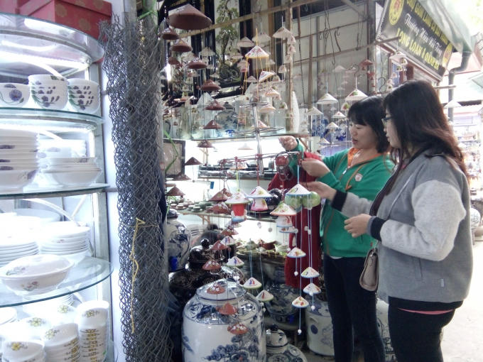 Các bạn trẻ tỏ ra rất hứng thú với những món đồ gốm sứ được chế tác một cách tinh sảo.