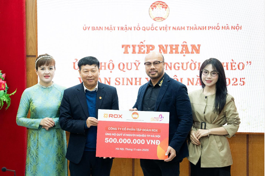 Ông Lê Tiến Ngọc, Chủ tịch HĐQT ROX Signature, đại diện Tập đoàn ROX trao quà cho Quỹ Vì người nghèo TP. Hà Nội.