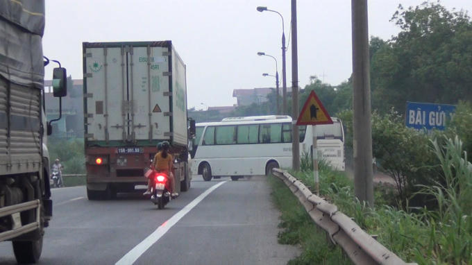 Mỗi lần xe đưa, đón công nhân của công ty Sam Sung ra, vào bãi thì chiếc xe 45 chỗ này dường như “nuốt” trọn lòng đường Quốc lộ, tạo nên nhiều tình huống giao thông nguy hiểm, đặc biệt vào những lúc trời tối.