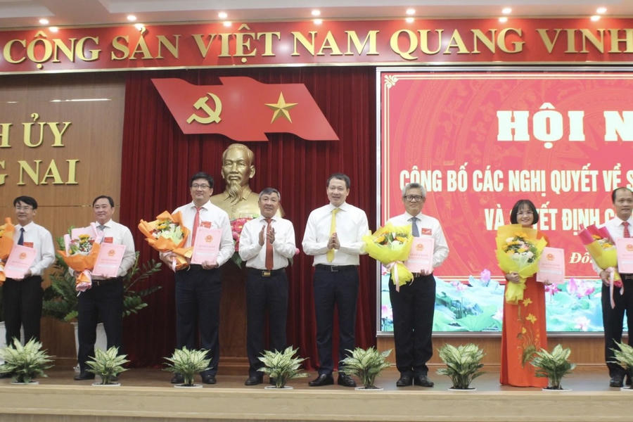 Bí thư Tỉnh ủy, ông Vũ Hồng Văn và Phó bí thư thường trực Tỉnh ủy, ông Hồ Thanh Sơn trao quyết định bổ nhiệm chức danh lãnh đạo cấp trưởng các cơ quan chuyên môn thuộc UBND tỉnh Đồng Nai sau sắp xếp bộ máy
