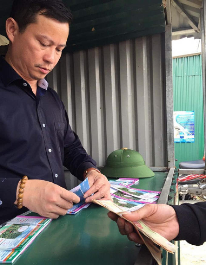 Ông Đỗ Trọng Khoa, CTHĐQT Cty Đầu tư Phát triển và Du lịch Hồng Lĩnh (HIDT) đang hỗ trợ bán vé cùng nhân viên.