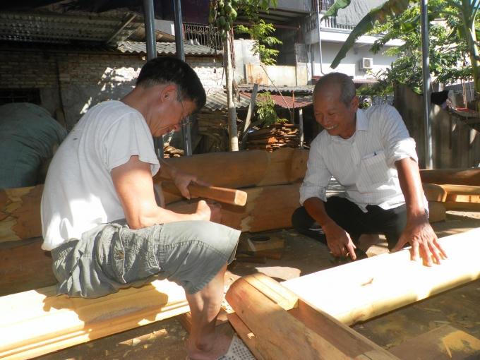 Nghệ nhân Dích miệt mài cùng tổ thợ bên xưởng mộc của gia đình.