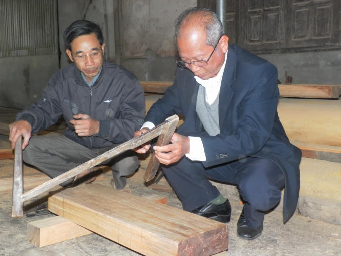 Người dân nơi đây gọi ông với những biệt danh “ông Dích nhà cổ” hay “nghệ nhân tỷ phú”.