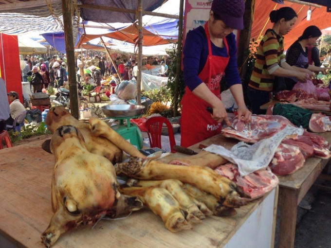 Thịt bò là một món hàng đặc trưng của Chợ Viềng xuân được bày bán hàng năm.