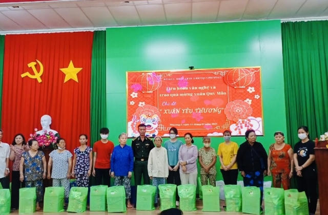 Mang xuân Biên phòng đến với người nghèo nơi biên giới biển