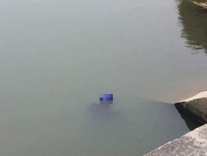 Thi thể người đàn ông lập lờ dưới sông ược người dân phát hiện.