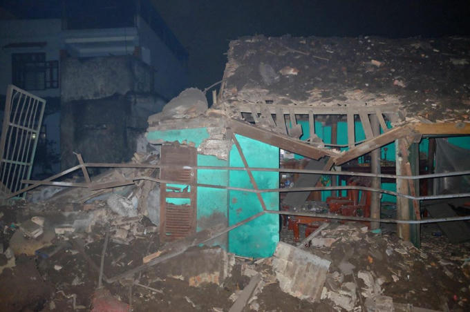 Nhiều ngôi nhà bị vỡ kính, tốc mái, sập. Ảnh Mỹ Linh Nghiêm