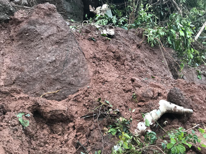 Vị trí nơi được cho là chiếc máy bay đâm vào khiến đất đá đổ sập.