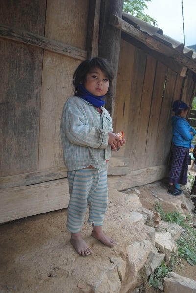 Một bé gái bản Huồi Lê mặc quần áo mỏng manh giữa trời đông giá lạnh (ảnh Duy Ngợi).