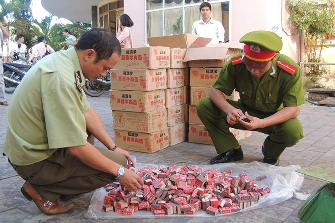 Lực lượng Hải quan phối hợp với ngành chức năng thu giữ gần 1,7 tấn pháo . Ảnh: TL.