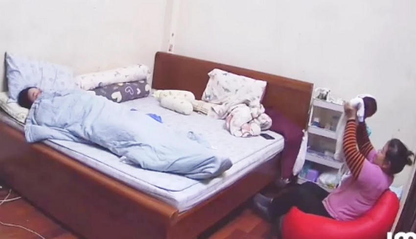 Hình ảnh cháu bé hơn 1 tháng tuổi nghi bị bảo mẫu bạo hành. Ảnh cắt từ clip