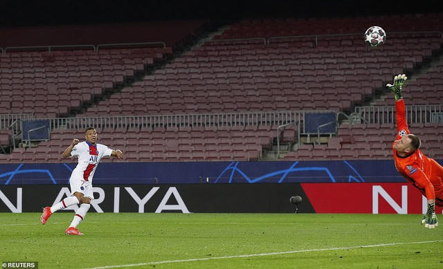 Hàng thủ Barcelona bất lực trong việc ngăn chặn Mbappe