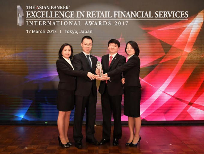 Đại diện lãnh đạo BIDV nhận giải thưởng Ngân hàng bán lẻ tốt nhất Việt Nam 2017 tại Tokyo, Nhật Bản.