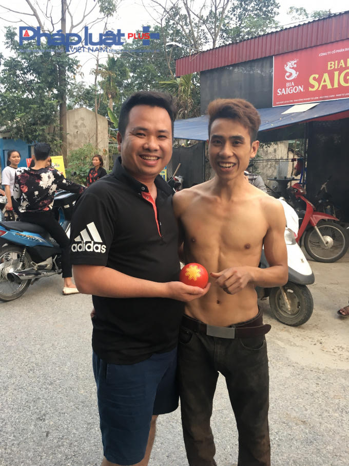 Đây là một trong những thanh niên làng được phết năm nay mọi người phấn khởi tập trung đầu làng đi diễu hành để cầu cho làng một năm nhiều may mắn.