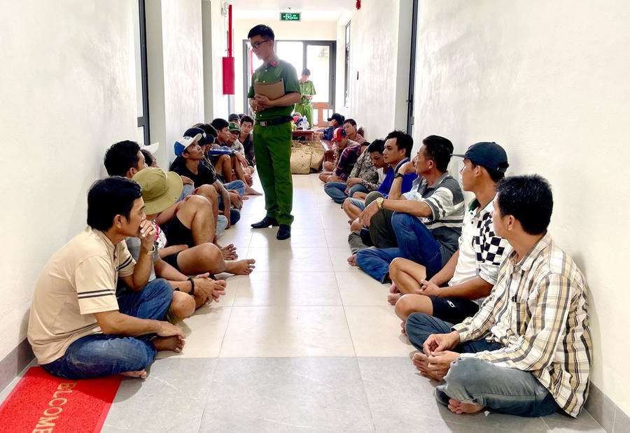 Lực lượng Công an làm việc với các đối tượng liên quan.