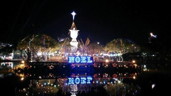 Kh&ocirc;ng kh&iacute; Gi&aacute;ng sinh đ&atilde; tr&agrave;n về khắp mọi nẻo đường