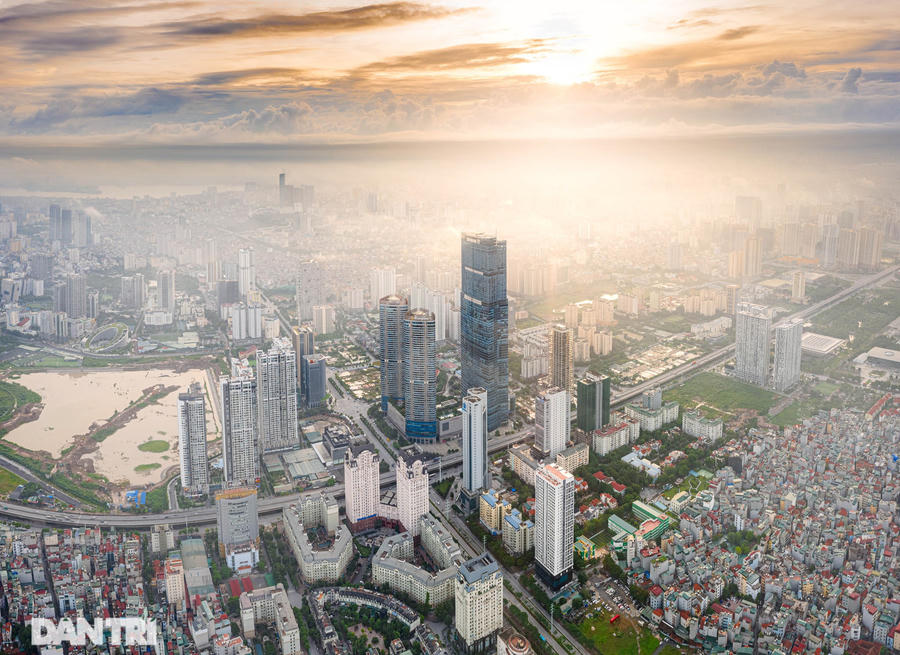 Nóc nhà của Hà Nội - toà nhà 72 tầng Keangnam cao 329m đang dần trở thành trung tâm thu hút sự phát triển với hàng loạt cao ốc mọc lên xung quanh.