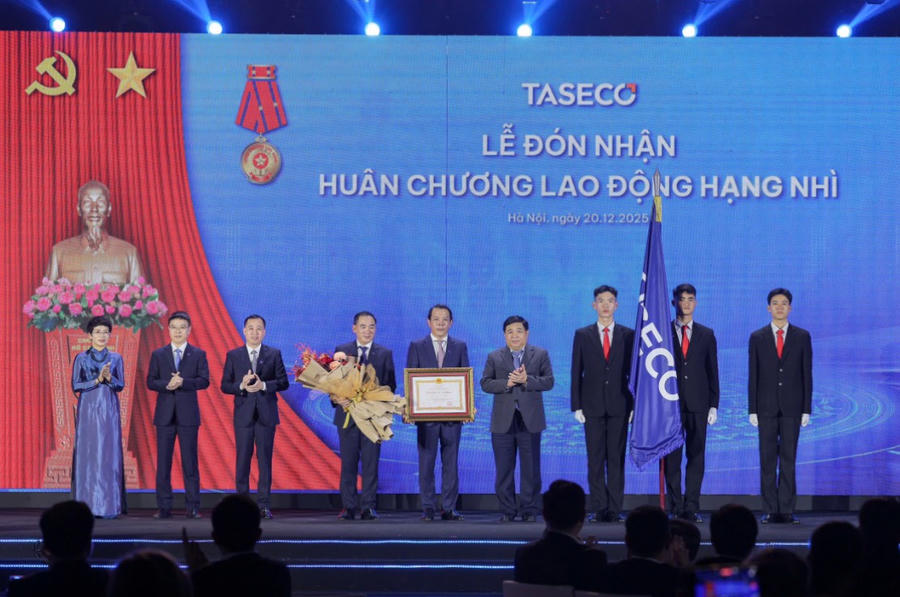 Phó Thủ tướng Chính phủ Nguyễn Chí Dũng trao Huân chương Lao động hạng Nhì cho Taseco tại buổi lễ.
