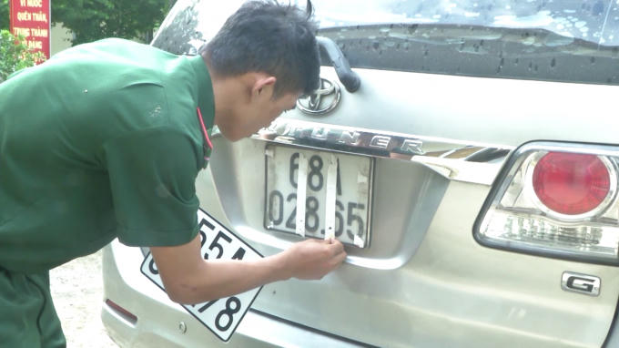 Gắn biển số giả để vận chuyển thuốc lá lậu. (Ảnh do công an cung cấp)