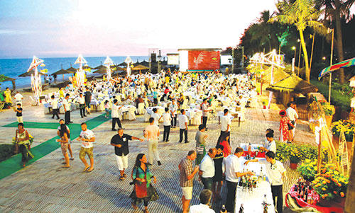 Lượng khách trong nước và quốc tế đổ về Mũi Né - Phan Thiết trong dịp Tết Dương lịch 2019.