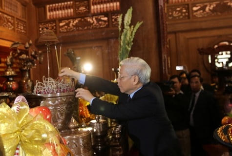 Tổng bí thư Nguyễn Phú Trọng dâng hương tưởng nhớ Chủ tịch Hồ Chí Minh. Ảnh: VGP