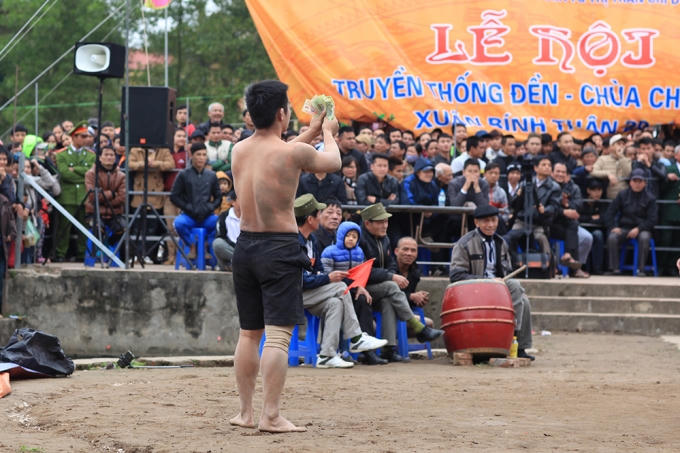 Một đô vật nhận được thưởng từ khán giả