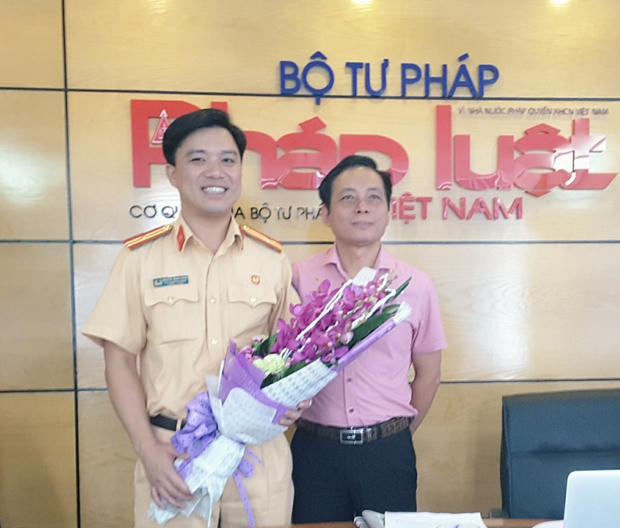 Phó TBT Báo PLVN Vũ Hoàng Diệp tặng hoa cảm ơn Thiếu tá Nguyễn Mạnh Hùng đã tham gia trả lời trực tuyến các câu hỏi của độc giả Báo PLVN