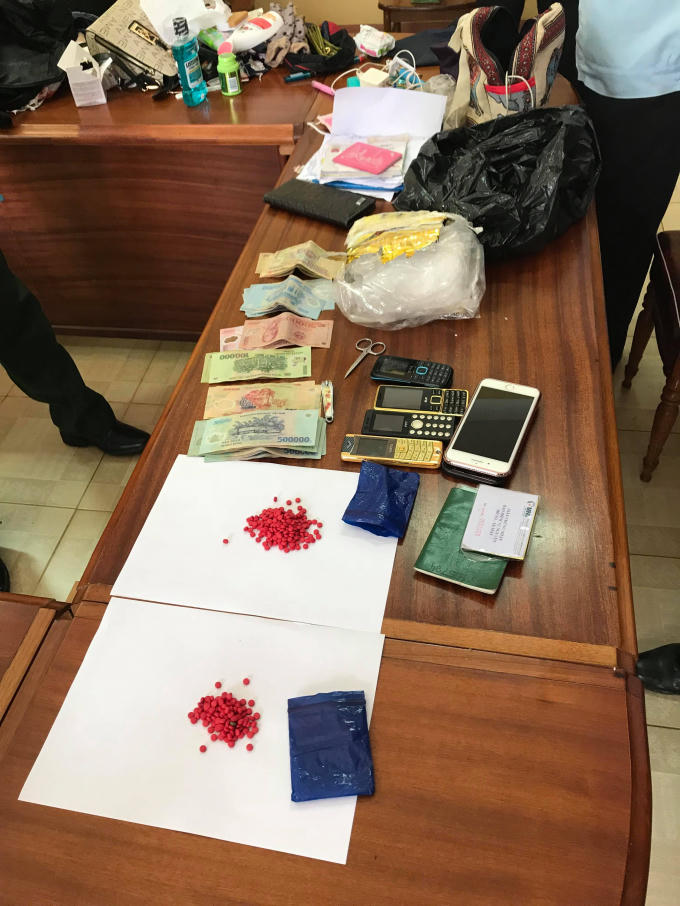 Những viên nghi ma túy dạng tổng hợp trong người 2 đối tượng.