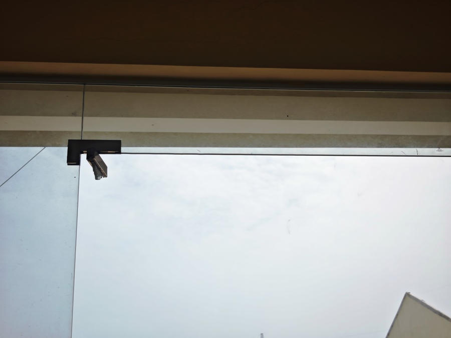 Một cánh cửa thủy lực ở nhà điều hành bị bão phá nát nhưng không được sửa chữa kịp thời, những ngày trời giông to, bên trong khu nhà ướt hết vì không có cửa.