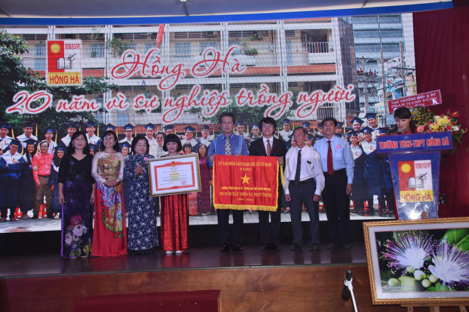 Dịp kỷ niệm 20 năm thành lập trường Hồng Hà nhận bằng khen của Thủ tướng Chính phủ.