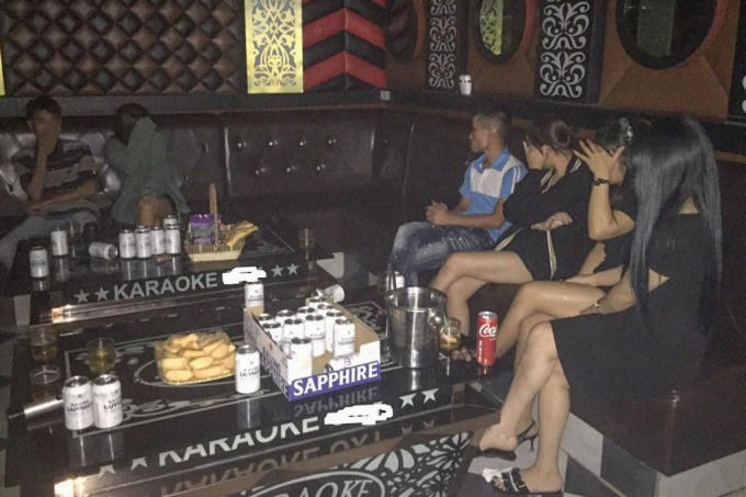hai-quan-karaoke-hoat-dong-chui-bi-phat-hon-50-trieu-dong.