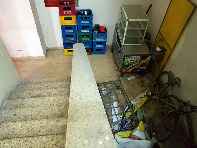 Ngay cổng vào tòa nhà Vọng mọc lên nhiều cửa hàng tạp hóa, bán trà đá, làm thu hẹp lối đi chung của tòa nhà. Bên trong cầu thang bộ là nơi chứa đồ.