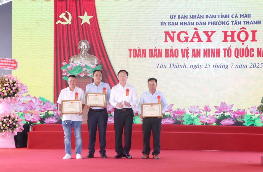 Ông Huỳnh Hữu Trí - Ủy viên BTV Tỉnh ủy, Phó Chủ tịch UBND tỉnh Cà Mau, tặng Bằng khen của Chủ tịch UBND tỉnh cho các tập thể, cá nhân có thành tích trong thực hiện phong trào.