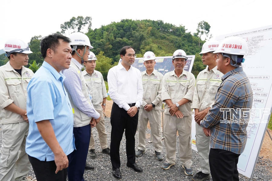 Đại diện đơn vị thi công báo cáo tình hình triển khai Dự án với Bí thư Tỉnh ủy.