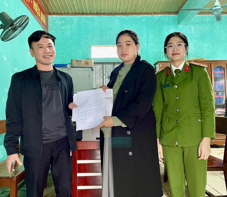 Chị Thảo đã trao trả lại toàn bộ số tiền trên cho anh Mai Đức Anh - Ảnh Công an Hà Tĩnh.
