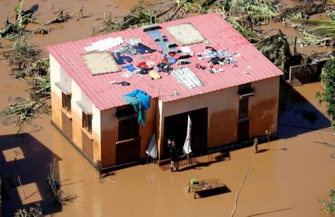 Liên Hợp Quốc cho biết dịch tả đã bùng phát tại thành phố cảng Beira, nơi đầu tiên hứng chịu bão Idai. Tổ chức Trăng lưỡi liềm đỏ đang nỗ lực hết sức để cứu trợ những vùng bị thiệt hại.