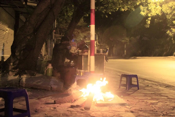 Đối với những người thường xuyên làm việc ngoài đường, trong tiết trời giá rét này, không gì bằng ngồi quanh đống lửa ấm