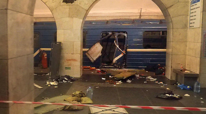 Cơ quan tình trạng khẩn cấp St. Petersburg thông báo các vụ nổ có khả năng do thiết bị nổ tự chế gây ra.