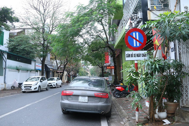 Từ đầu tuần, Sở GTVT Hà Nội thí điểm quy định đỗ xe theo ngày chẵn lẻ trên tuyến phố Phạm Gia Thiều. Sáng 9/3, theo ghi nhận của phóng viên Dân trí , nhiều xe ô tô dừng đỗ không đúng quy định.Theo quy định thí điểm trên, ổ tô đỗ trên lề đường bên dãy nhà số chẵn, ngày lẻ đỗ bên dãy nhà số lẻ.