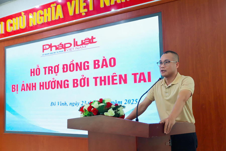 Phó Tổng Biên tập Báo PLVN Trần Ngọc Hà  phát biểu tại buổi trao quà.