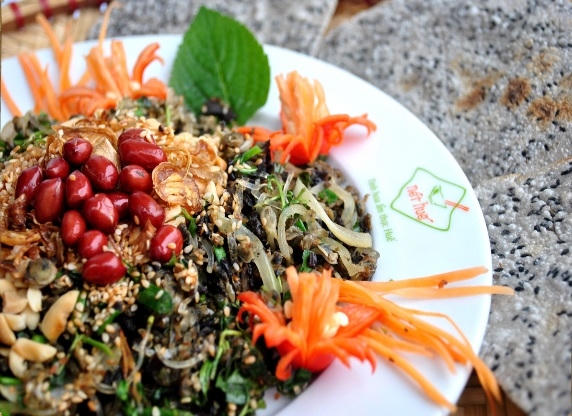 Hến xúc bánh tráng được chế biến từ hến của Cồn Hến. Những con Hến ở đây có hương vị rất khác so với vùng khác, hến nhỏ đều, có vị ngọt và bùi đặc trưng. Chúng được kết hợp với hành, tỏi phi, ớt Huế, lạc dập, rau răm tạo ra vị thơm nhè nhẹ, cay cay, bùi bùi. Ảnh: Nhà hàng Nét Huế.