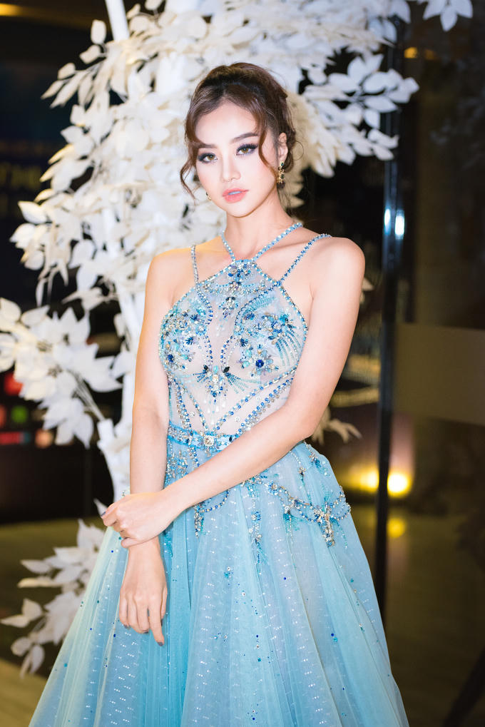 Hoa hậu Kiều Ngân gây ấn tượng khi diện chiếc đầm xanh thiết kế sang trọng và tinh tế của NTK Đỗ Long.