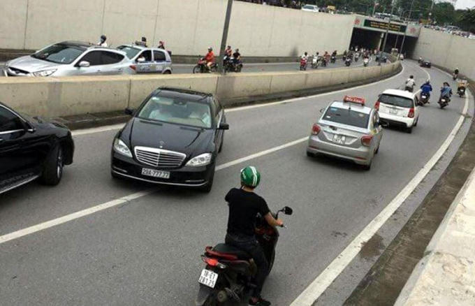 Hình ảnh chiếc xe ô tô Mercedes 29A-777.77 vô tư chạy ngược chiều qua đường một chiều hầm Kim Liên.