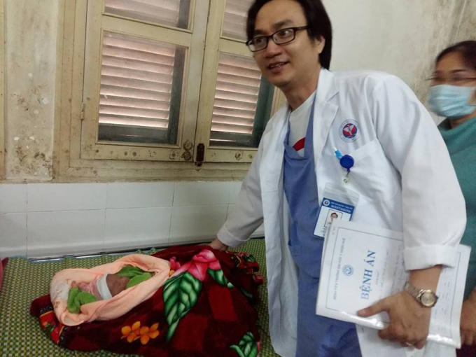 Các bác sỹ chúc mừng ca cứu sống thành công, ngoạn mục.