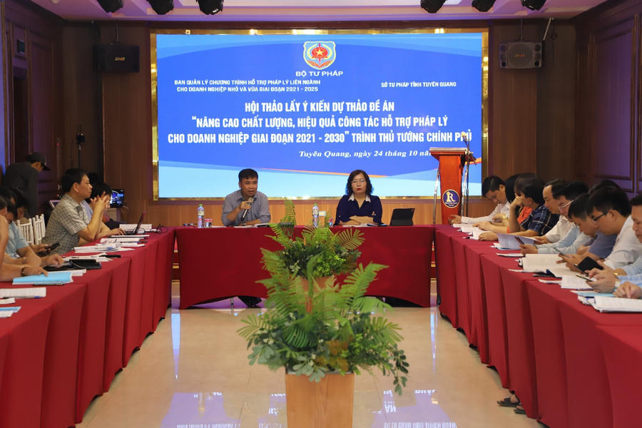 Đồng chí Cao Đăng Vinh, Phó vụ trưởng Vụ Dân sự - Kinh tế, Bộ Tư pháp và đồng chí Nguyễn Thị Thược, Tỉnh uỷ viên, Giám đốc Sở Tư pháp tỉnh Tuyên Quang đồng chủ trì Hội thảo