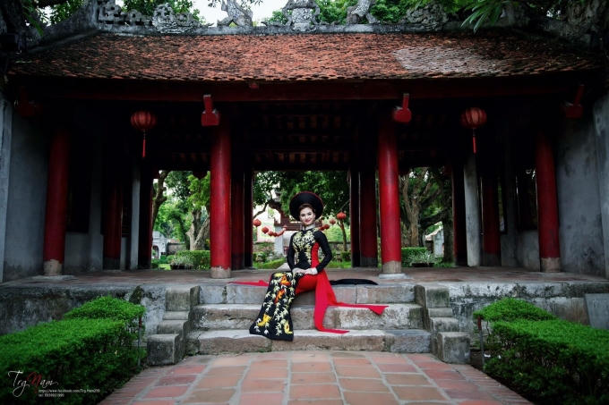 ...cùng khuôn mặt khả ái với những đường nét đẹp hài hòa.