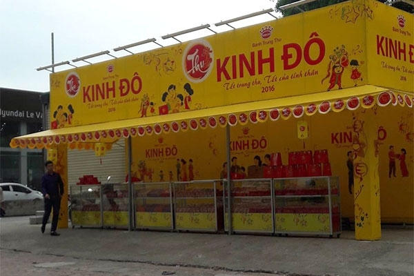 Quầy bánh Trung thu năm nay được dựng sâu trong khuôn viên các tòa nhà thay vì chình ình ra vỉa hè như mọi năm