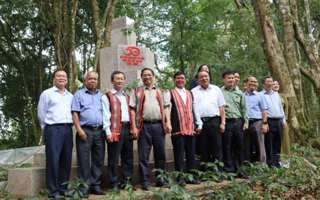 Thủ tướng Chính phủ Phạm Minh Chính đi khảo sát tại vườn sâm ngọc Linh