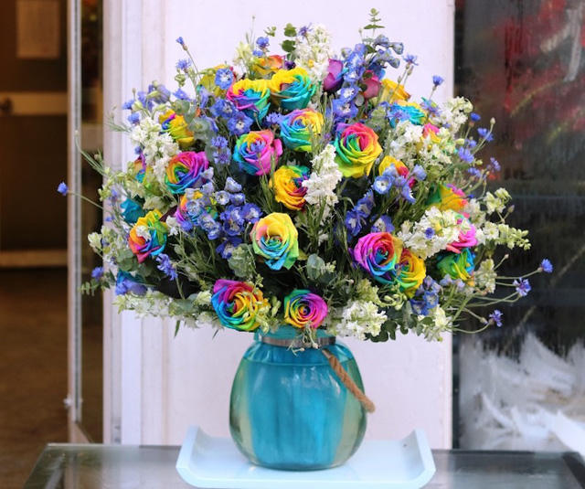 Một bình hoa Rainbow có giá 20 triệu đồng.