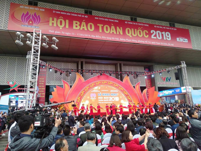 Thủ tướng Nguyễn Xuân Phúc cùng các lãnh đạo bộ, ban, ngành cắt băng khai mạc. (Ảnh: Như Trường)